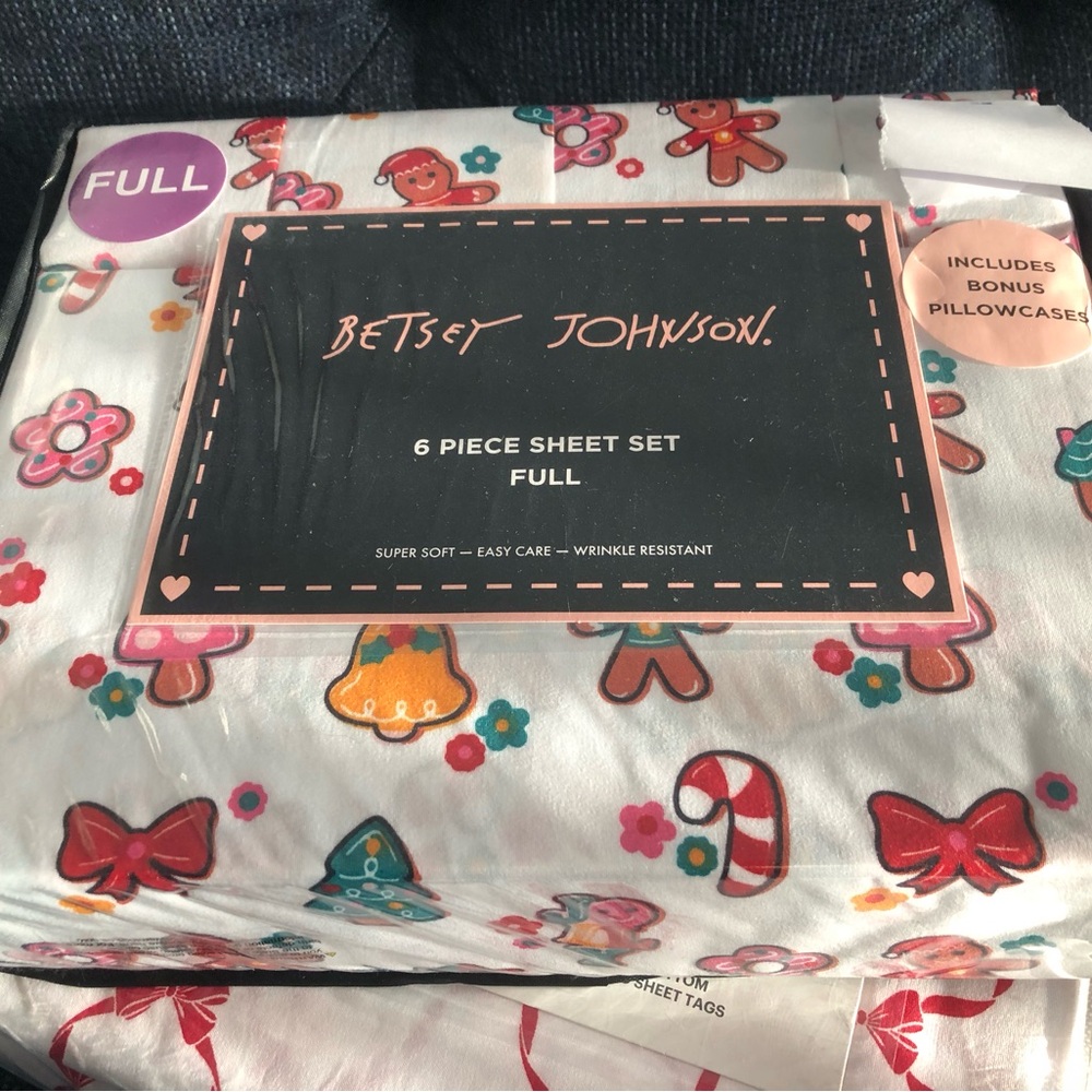 ❌ Betsey Johnson gingerbread sheets.  6 pieces